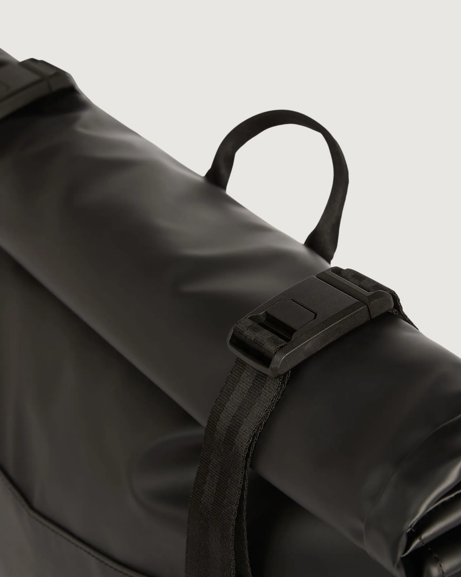 Amphi Roll Top Messenger Bag - 15L - Black Stingray