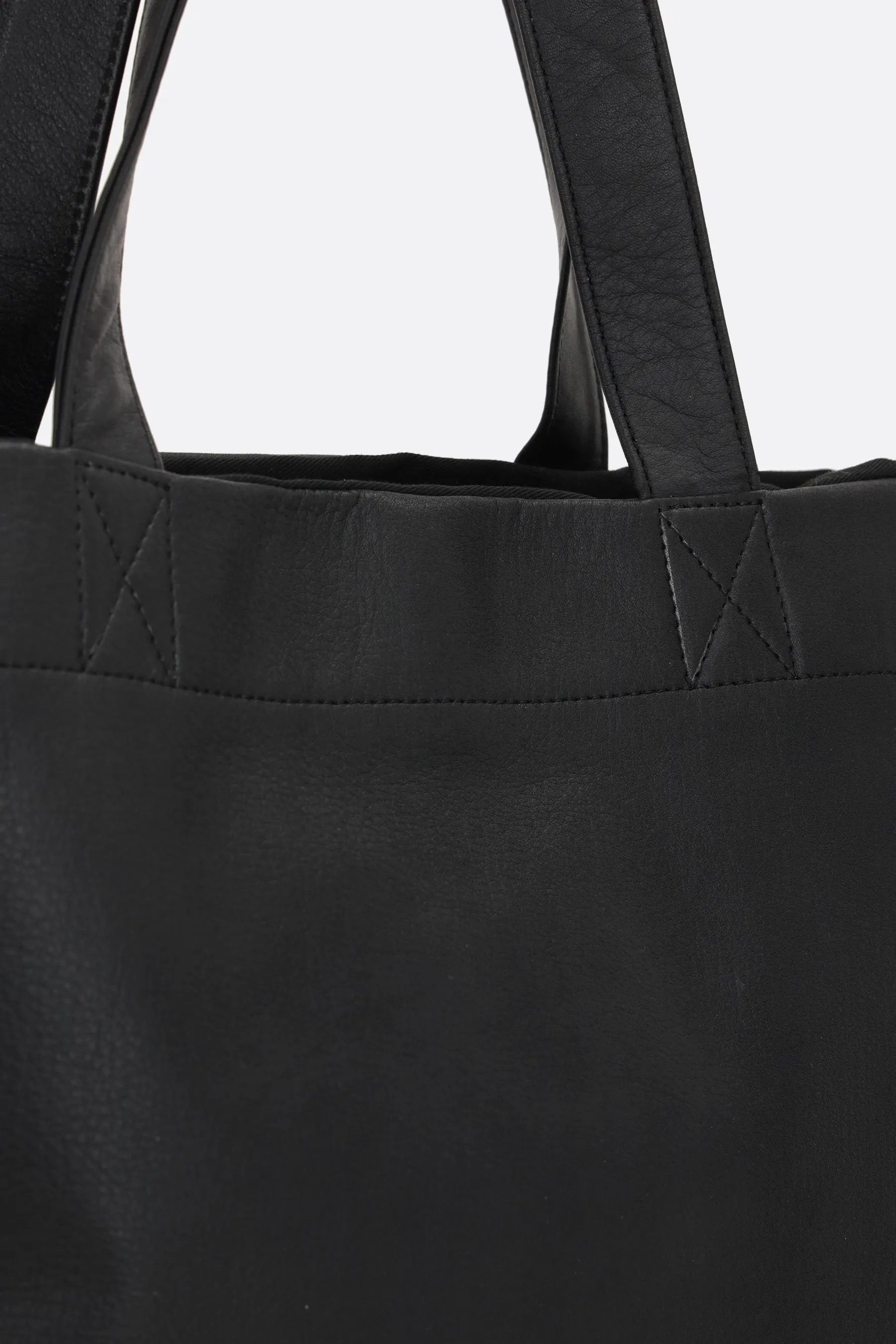 Signature tote bag in grainy leather