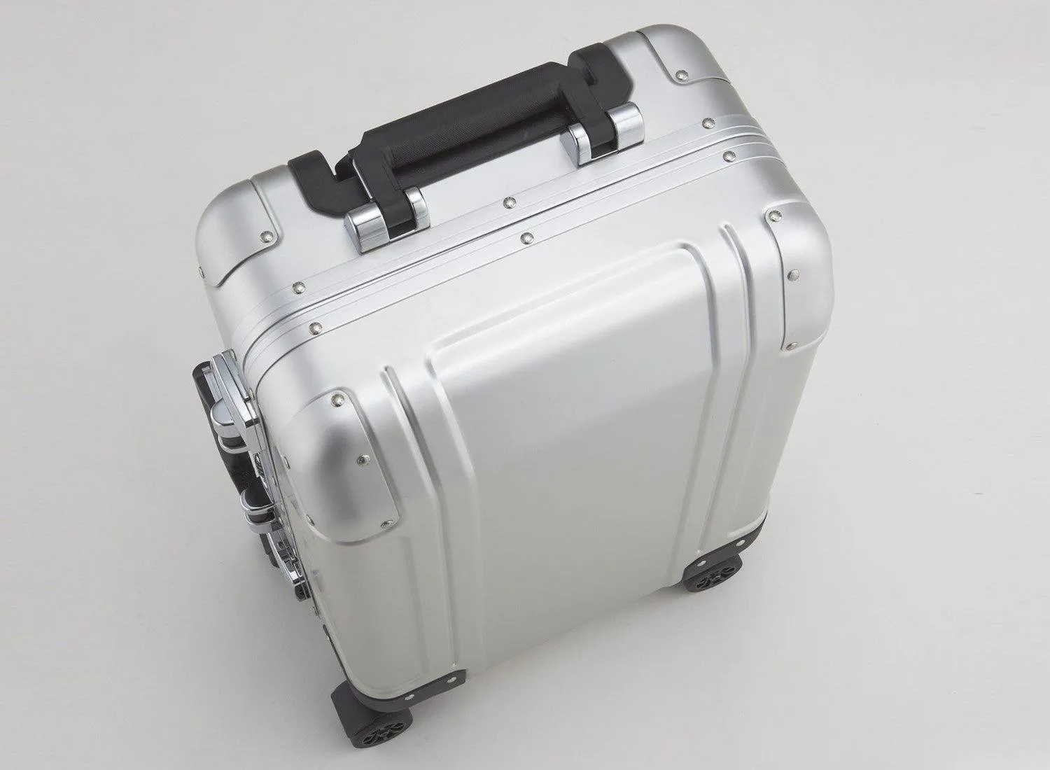 ZERO Halliburton Geo Aluminum 22" 4-Wheel Carry-On Luggage