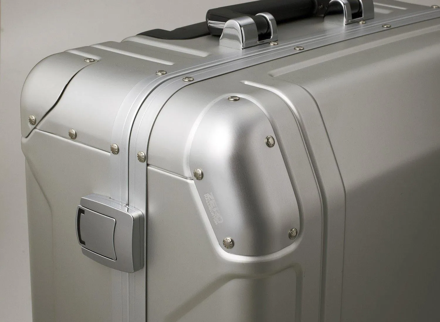 ZERO Halliburton Geo Aluminum 22" 4-Wheel Carry-On Luggage